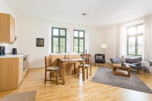 eine Küche und ein Wohnzimmer mit Tisch und Stühlen in der Unterkunft Alte Försterei Wildenthal in Eibenstock + 52 Fotos