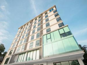 un edificio alto con finestre in vetro sopra di B2 Don Mueang Premier Hotel a Bangkok