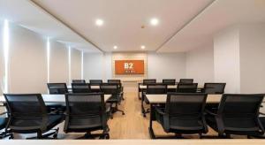 una sala conferenze con tavoli e sedie di B2 Don Mueang Premier Hotel a Bangkok