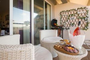 una mesa con una botella de vino y un plato de comida en Marsascala 2 Bedroom Apartment close to Beach! HPI 6768, en Marsaskala