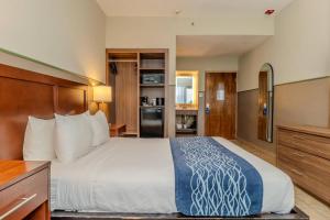 Ένα ή περισσότερα κρεβάτια σε δωμάτιο στο Comfort Inn & Suites