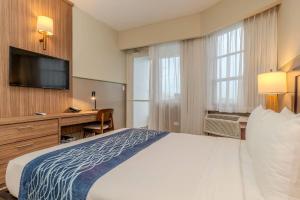 Ένα ή περισσότερα κρεβάτια σε δωμάτιο στο Comfort Inn & Suites