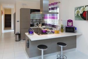 Kuchyň nebo kuchyňský kout v ubytování Marsascala 2 Bedroom Apartment close to Beach! HPI 6768