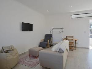 TV a/nebo společenská místnost v ubytování Blouberg, Nautica and Studio Apartments + 53 fotografií