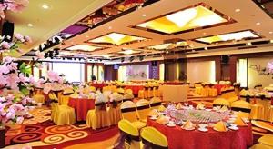 einen Bankettsaal mit Tischen, Stühlen und rosa Blumen in der Unterkunft Hohhot Hai Liang Plaza Hotel in Hohhot + 257 Fotos