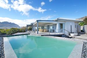 una piscina frente a una casa en Pringle Bay Villa, en Pringle Bay