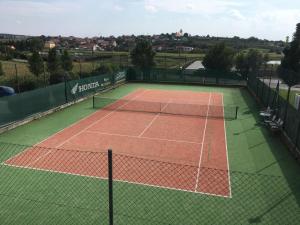 Tenis a/nebo squash v ubytování Hotel Kraví Hora nebo okolí