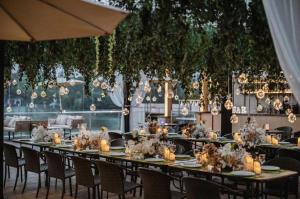 JiangningNanjing Lakehome Hotels and Resorts的有桌椅和灯的餐厅