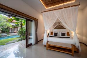 Ένα ή περισσότερα κρεβάτια σε δωμάτιο στο Govala Ubud Villas & SPA +70 φωτογραφίες