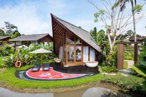 ein Haus inmitten eines Gartens in der Unterkunft The Pulu Villas by GenuineHost in Ubud