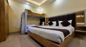 Postel nebo postele na pokoji v ubytování MLS Prime Inn - Near Dehradun Railway Station