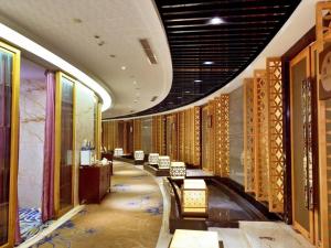 korytarz z szeregiem ławek w budynku w obiekcie Mingdu Ziwei Garden Hotel w mieście Changzhou