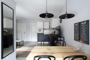 Kuchyň nebo kuchyňský kout v ubytování Cosy Happy Studio Apartment