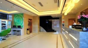 eine Lobby eines Hotels mit einer Bar und einer Theke in der Unterkunft GreenTree Inn Fuzhou Gulou District West Xierhuan Road Zuohai Park in Fuzhou