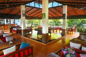 un ristorante vuoto con tavoli, sedie e tavolo da gioco di Wild Berry Resort Agonda a Canacona