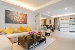 Η κουζίνα ή μικρή κουζίνα στο Elegant Beachfront 3BR Condo at Pearl of Naithon