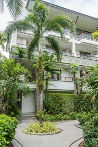 Κήπος έξω από το Elegant Beachfront 3BR Condo at Pearl of Naithon