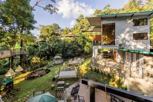 Κήπος έξω από το Zip house camping