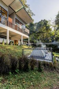 Κήπος έξω από το Zip house camping