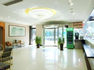 GreenTree Inn Wuxi Xinwu District Meicun Town Taibo Avenue في Xuedian: لوبي كبير بسقف كبير