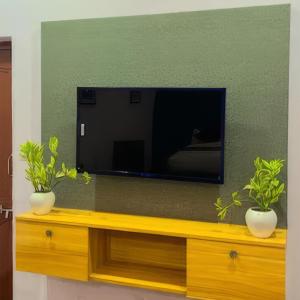 Et tv og/eller underholdning på Ummed Villa 3 Room Private Villa with Pool