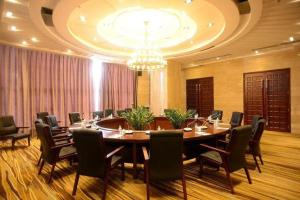 ein großer Besprechungsraum mit einem großen Tisch und Stühlen in der Unterkunft Grand Metro Park Bay Hotel in Sanya + 287 Fotos