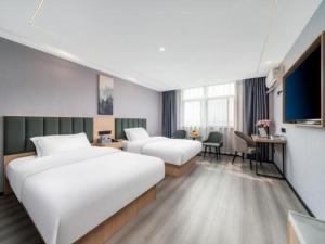 En eller flere senge i et værelse på GreenTree Inn Taizhou Gaogang District Business Hotel + 215 billeder