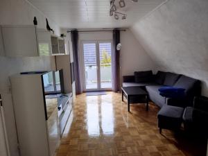 een woonkamer met een bank en een tafel bij Ferienwohnungen Thingslinde in Kierspe