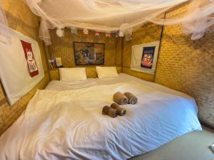 Postel nebo postele na pokoji v ubytování Merlin Hut & Farm