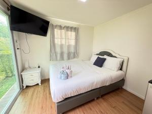 Postel nebo postele na pokoji v ubytování Merlin Hut & Farm