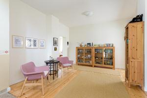 sala de estar con sillas de color púrpura y mesa en Alte Försterei Wildenthal, en Eibenstock 47 fotos más