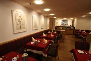 A restaurant or other place to eat at Garni Criss