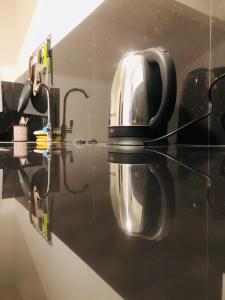 Eine Kaffeemaschine, die auf einer Toilette steht in der Unterkunft White house ahangama in Ahangama