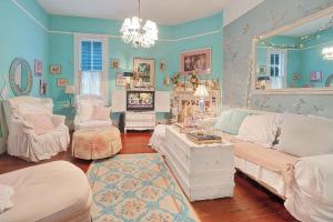 sala de estar con muebles blancos y paredes azules en 3BR 2BA Historic Mid City family BACH parties FQ!!, en Nueva Orleans