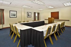 una sala conferenze con tavoli e sedie di Hampton Inn Anderson ad Anderson