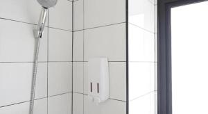 洛坤府The Color Express Hotel的白色浴室设有淋浴头 更多98张照片