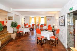 Posezení v ubytování Logis Hôtels - Hôtel Restaurant du Midi