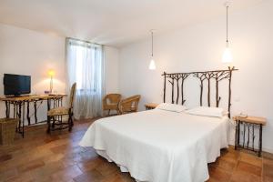 TV a/nebo společenská místnost v ubytování Logis Hôtels - Hôtel Restaurant du Midi