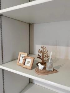 een plank met twee foto's en een boom erop bij 馥の森 in Kumamoto