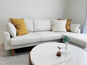 een woonkamer met een witte bank en een tafel bij 馥の森 in Kumamoto +11 foto's