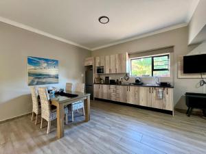 Η κουζίνα ή μικρή κουζίνα στο Casa Paradiso, Expansive Apartment Paradise Beach