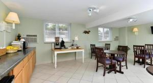 una cucina e una sala da pranzo con tavolo e sedie di Americas Best Value Inn Jefferson City a Jefferson City