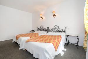 Postel nebo postele na pokoji v ubytování Logis Hôtels - Hôtel Restaurant du Midi