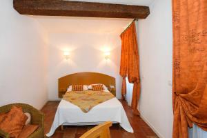 Postel nebo postele na pokoji v ubytování Logis Hôtels - Hôtel Restaurant du Midi