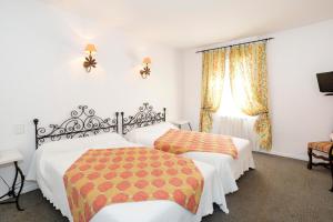 Postel nebo postele na pokoji v ubytování Logis Hôtels - Hôtel Restaurant du Midi