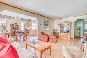 Μια τηλεόραση ή/και κέντρο ψυχαγωγίας στο Eleanor Edward Cottage by the Sea MCA 148 - Meredith Lodging