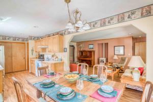 Η κουζίνα ή μικρή κουζίνα στο Eleanor Edward Cottage by the Sea MCA 148 - Meredith Lodging