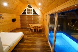 een kamer met een bed en een tafel en een zwembad bij Kings Holidays Munnar in Ūdumbanshola
