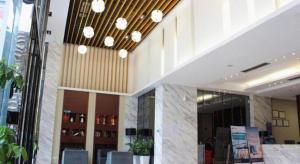 City Comfort Inn Shenzhen Longhua Bus Station Qinghu Metro Station في Tiantangwei: لوبي مبنى فيه انارة على السقف