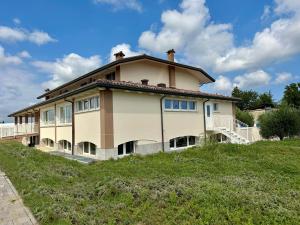 Tòa nhà nơi nhà nghỉ trang trại tọa lạc